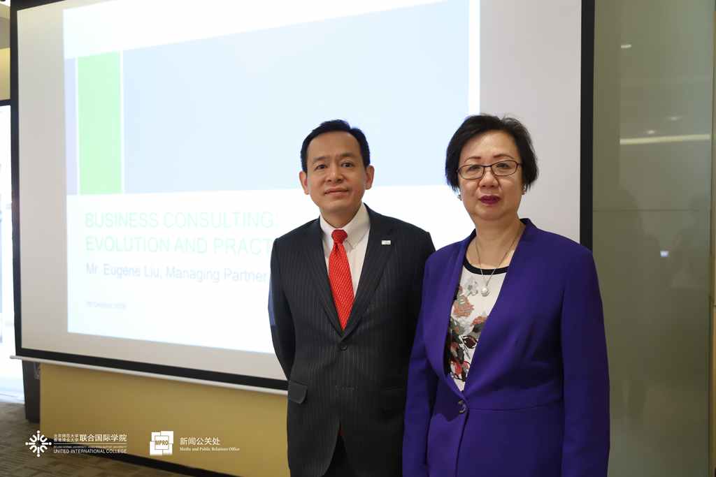 Mr Liu receiving an a gift from the Dean of DBM Prof Stella Cho