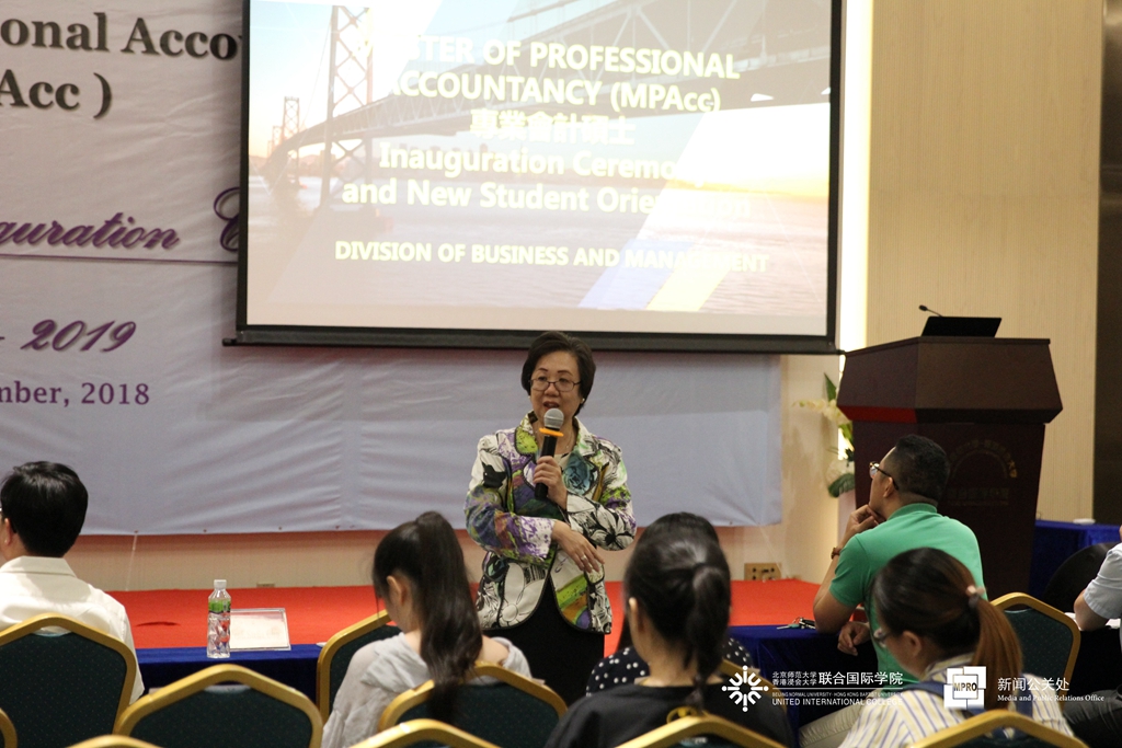 Prof. Cho explains about the programme to the students